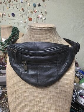 Vintage New Old Stock Genuine Leather Black Waist Bag / Fanny Pack - Unbranded